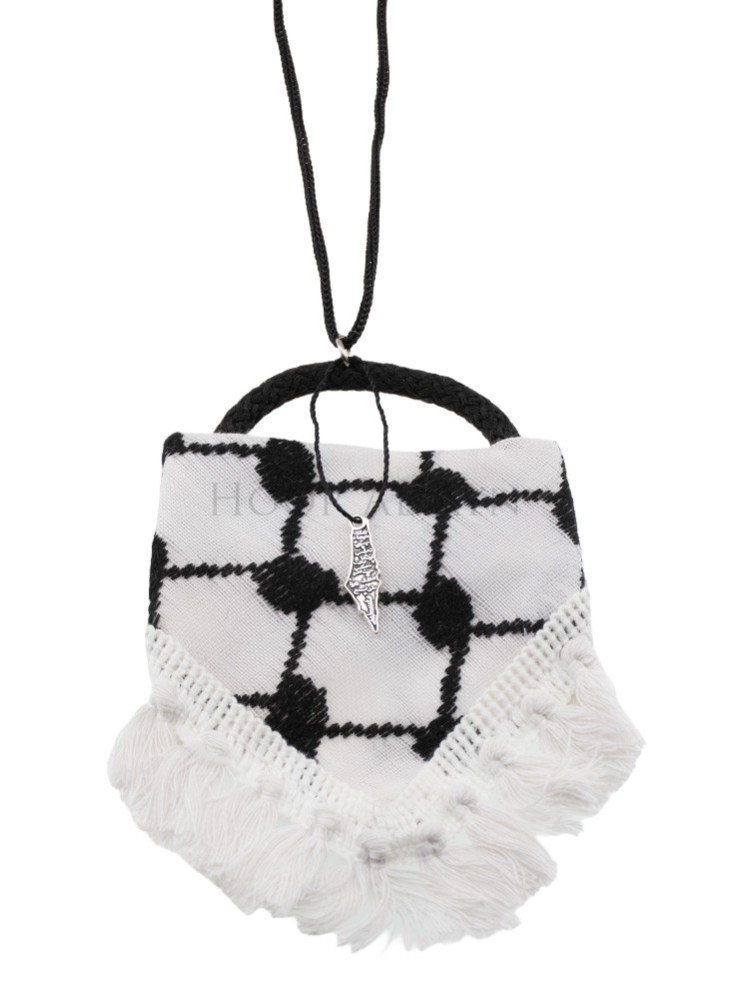 Türanhänger im Kufiya Design – Auto- & Wohn-Deko | Hoor Al Ayn